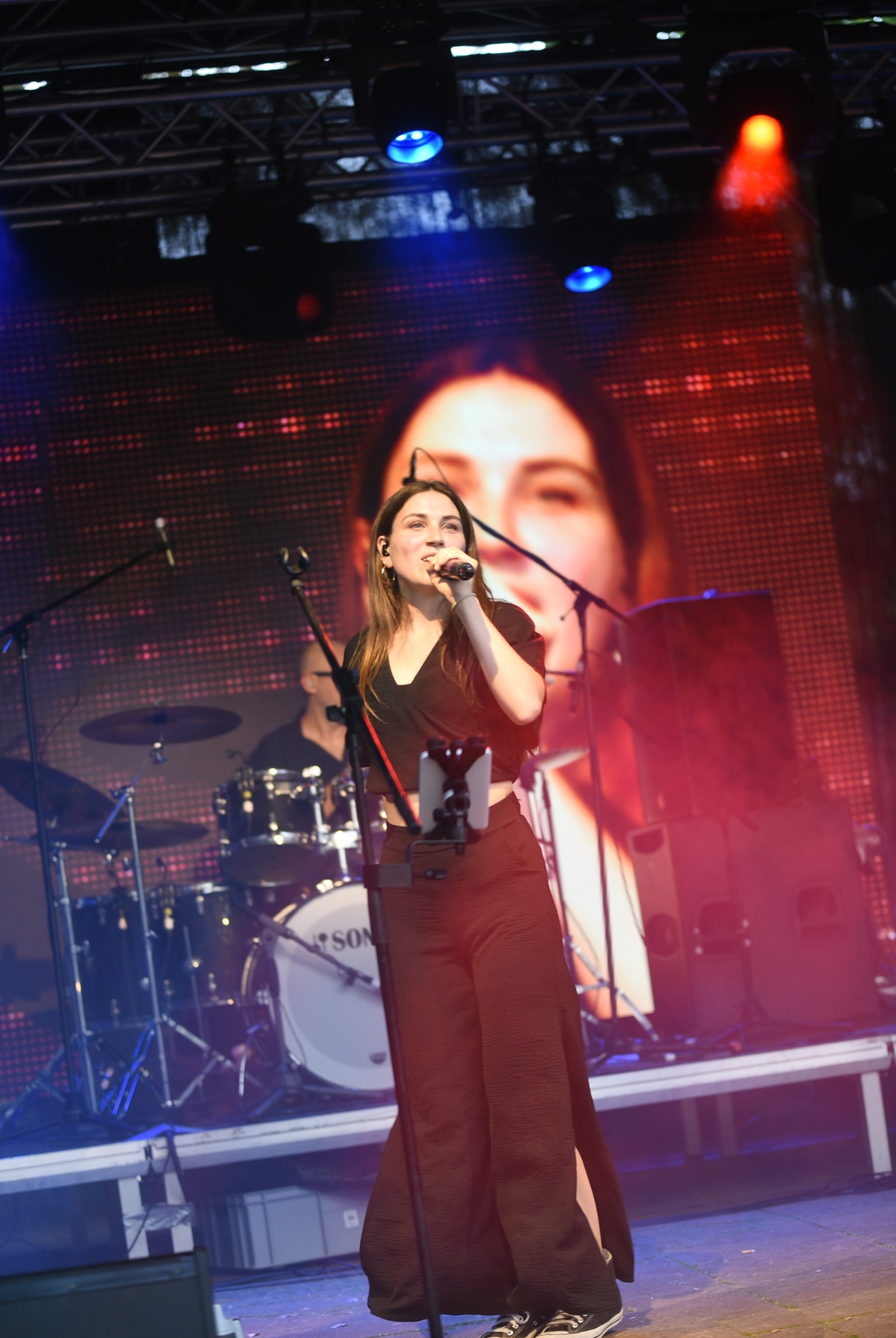 Karin mit Band auf einem Partyevent